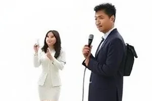 凌晨街道上的搬家货车示意图